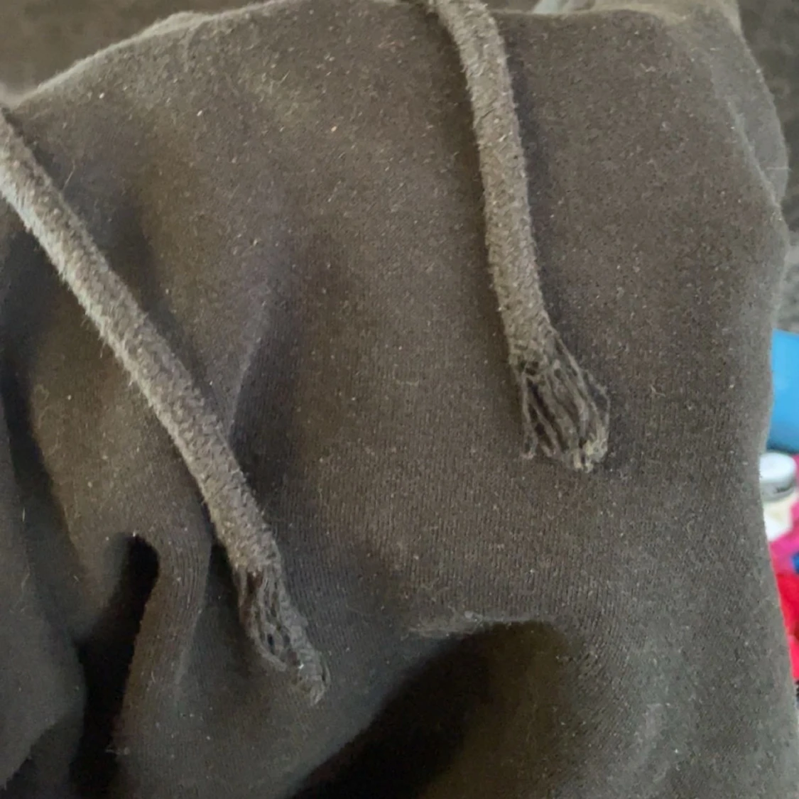 Svart hoodie från SMOG med luva - 3