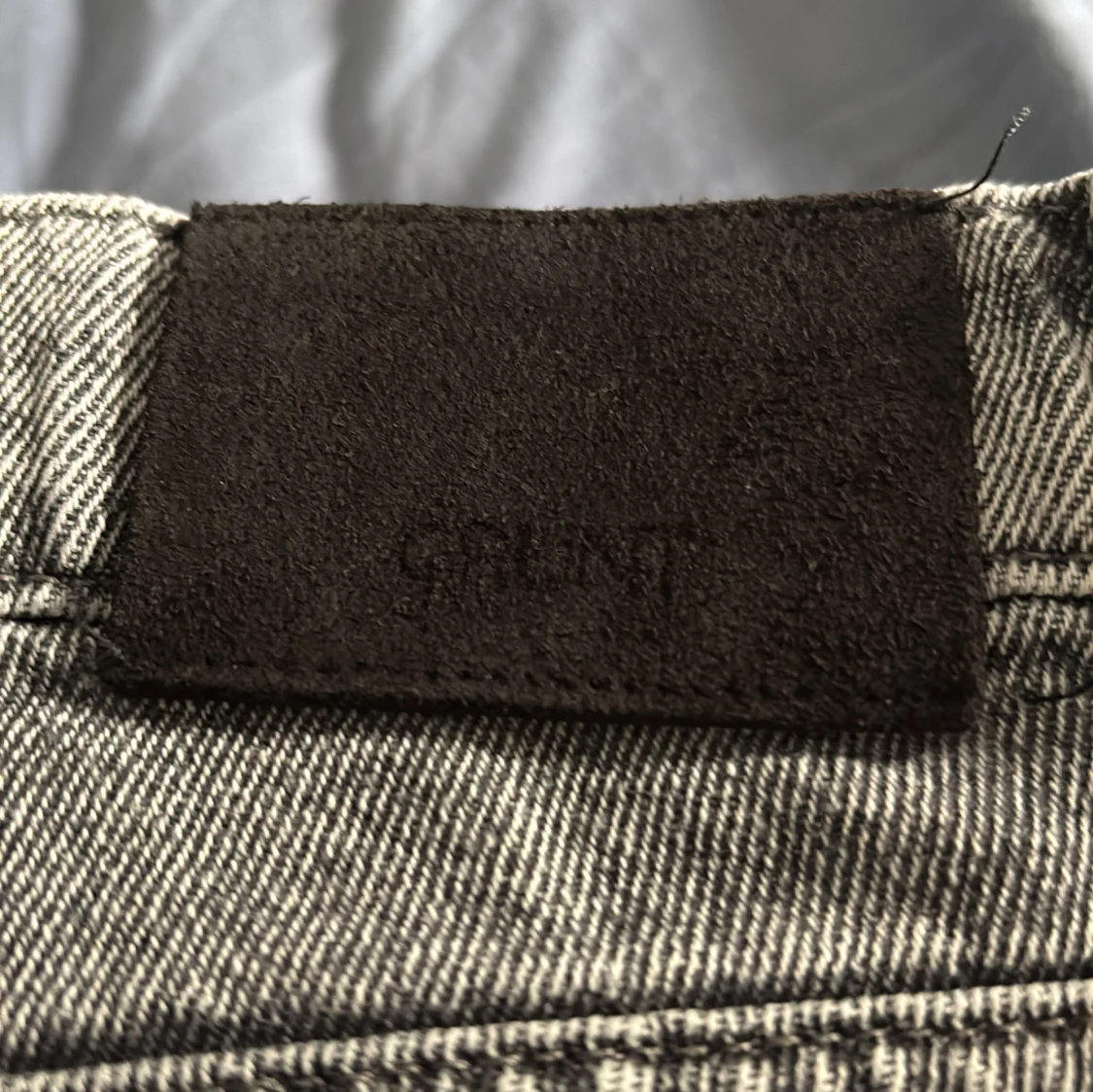 Grå jeans från Grunt i rak modell - 2