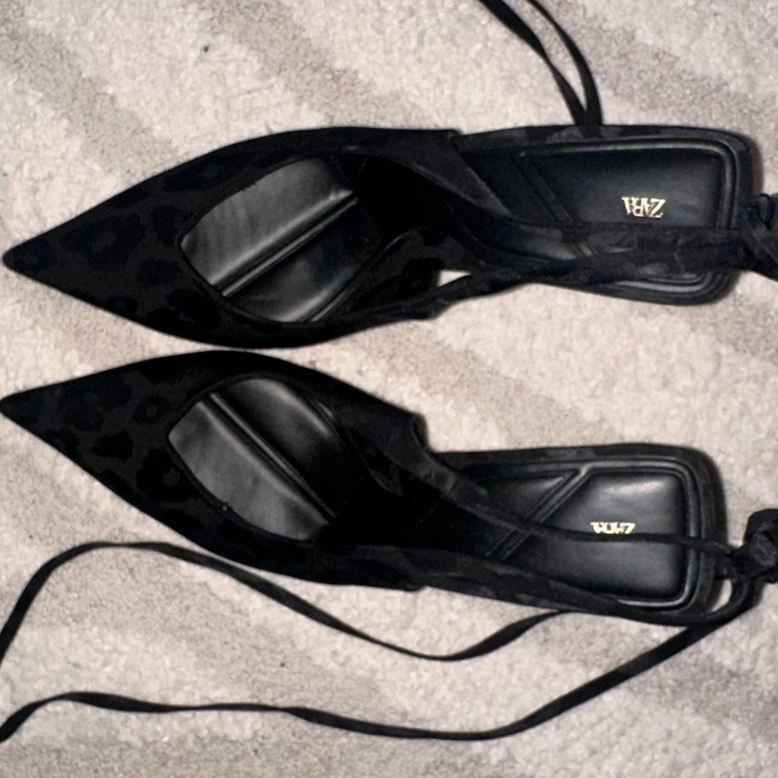 Svarta leopardmönstrade pumps från Zara