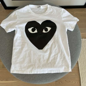 Comme des garcons T-shirt - Tjoo, säljer denna feta CDG tishan till dunderpris‼️‼️💯 Skick 10/10 använd en gång DMa📩 vid minsta fundering eller prisförslag🤗🤗