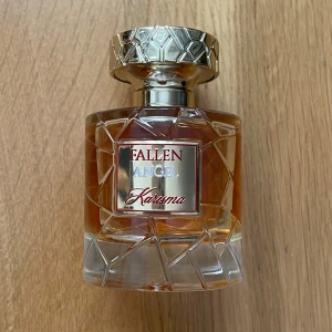 Fallen Angel Karisma Eau de Parfum - Fallen Angel Karisma Eau de Parfum ca 90ml kvar Toppnoter: Cognac Hjärtnoter: Ek, Kanel, Tonkabönor Basnoter: Praliner, Sandelträ, Vanilj 