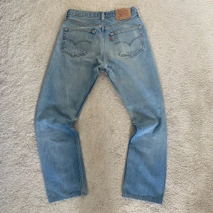 Ljusblå Levis 501 - Tjena! Säljer ett par Vintage Ljusblåa levis 501or, det står att dom är L31 W34 men det är mer som L30 W30. Skriv gärna för mått eller andra frågor!