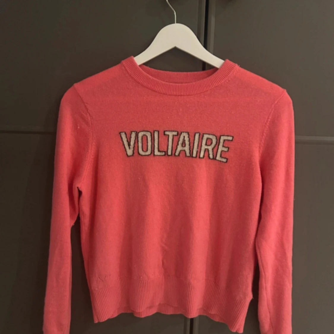 Rosa stickad Voltaire-tröja