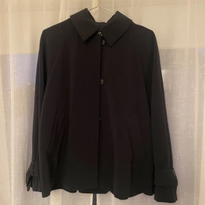 Marinblå jacka - Fin och lite tunnare jacka som är bra till hösten och våren. Använd två gånger🌟