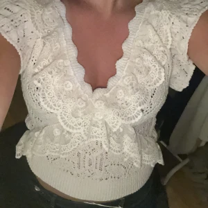 Vit spetsblus med volang och v-ringning - Zara tröja❤️.