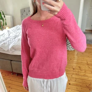 Rosa stickad tröja - Superfin rosa stickad tröja. Långärmad och i mjukt och skönt material. Så fin till sommaren.