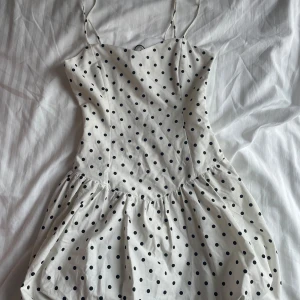 Prickig Bershka Klänning  - Helt ny aldrig använd, köpte för liten storlek🫶 Helt slut såld, pris går att diskutera vid snabb affär 🥰