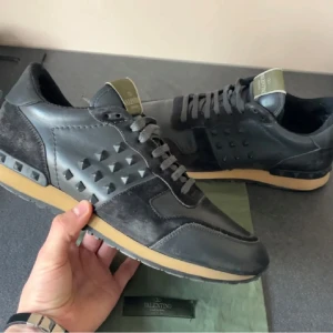 Valentino Rockrunner sneakers svart - Snygga Valentino Rockrunner i svart och mocka med nitar på sidorna.  Riktigt bra skicka + dust bag.  Hör av dig vid frågor/bilder🙌🏽     Storlek 43 passar 44