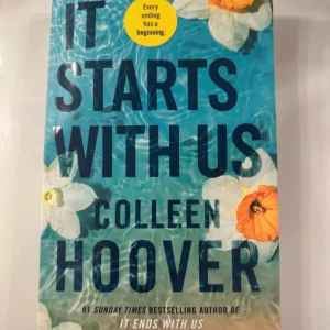 It Starts with Us - En gripande och känslosam roman om kärlek, nya chanser och att hitta sig själv. Perfekt för dig som gillar starka relationer, drama och att följa karaktärer genom livets utmaningar. En uppföljare som tar vid där It Ends with Us slutade. Är på engelska och stor pocket.