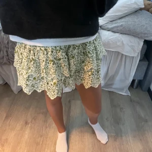 Volangkjol - Supersöt kort kjol från Zara.