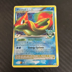 Floatzel GL Lv. X - Coolt Pokémonkort med Floatzel GL Lv. X! Perfekt för samlare och fans av Pokémon. Kortet har färgstark design och specialattacker som Water Rescue och Energy Cyclone. Ett måste för dig som vill boosta din samling eller spela med vänner. Skriv vid frågor.
