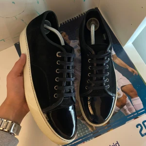 Lanvin Skor UK9 - Lanvin skor i toppen skick! Inga defekter och sparsamt använda| Storlek (UK9,43-44) Nypris 4000kr| mitt pris 2699kr! Skriv dm för funderingar!