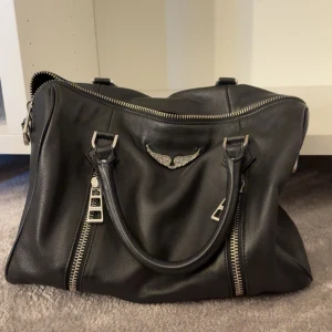 Zadig & Voltaire väska  - Säljer min fina fina Zadig väska som jag varit nöjd med i flera år men har tröttnat lite på senaste. Jätte fint skick, man får med ett långt axel band och även en ” extra ” Zadig märke som man kan byta ut ( i färgen blå 💙). Köpte för 6000kr i butik men säljer för 4500kr. Pris kan diskuteras! 
