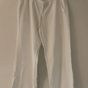Vita linnebyxor från H&M Divided S - Linnebyxor från Hm💗 som är för små för mig. De är i storlek S men är väldigt korta i storleken. Jag skulle tro att de passar någon runt 155 cm. Mått:  längd: 87 cm Bredd: 49 cm