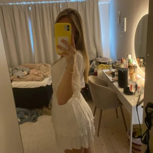 Vit kortermad klänning med volang - Supersöt vit klänning med volangdetaljer i kjolen och korta ärmar. Ny köpt från plick men passade tyvär inte så bilderna är lånade från henne💗                                                skriv för fler bilder eller frågor💗pris kan diskuteras