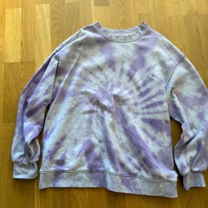 sweatshirt - Oversized sweatshirt! Liten fläck på tröjan därav priset 