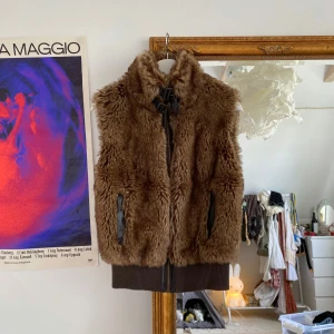 Vintage pälsväst y2k - Storlek S på lappen men passar även M! 🤍