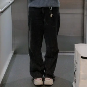 Svarta wide jeans - Säljer ett par svarta jeans från 157 Boulevard med breda ben. Jeansen har hög midja och är tillverkade i kraftigt denimtyg. Priset är så lågt eftersom att de är väldigt slitna.