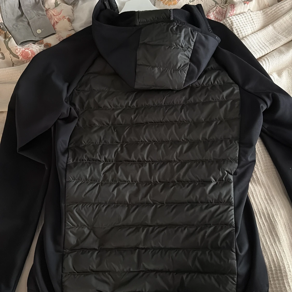 Svart pufferjacka Peak Performance L - 1