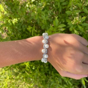 Armband - Fint armband med ett coolt mönster i en bra kvalité och ett silverspänne. Välj mellan silver o blå(se bild)  Först till kvarn  Köp genom att lägga prisförslag på de angivna priset Instabox🚚 Mät handled när du köper!