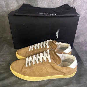 Saint laurent SL/06 sneaker - Mycket fint skick | Size 42 men passar även 43 | fraktar spårbart inom 24 timmar |  för att köpa klicka ” köp nu” | vid frågor skriv ett meddelande | bara skorna medföljer |