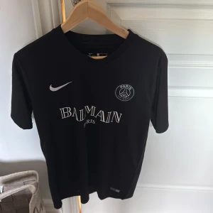 PSG Balmain tshirt  - Säljer en helt oanvänd och eftertraktad psg balmain fotbollströja. I storlek S aldrig använt, som helt ny. Drar utomlands snart så hör av er ifall ni vill köpa så att jag hinenr frakta innan! Säljer också en i vit (kolla min profil). 600 för en, 1000 för båda.