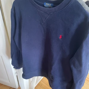 Mörkblå sweatshirt från Polo Ralph Lauren - Klassisk mörkblå sweatshirt från Polo Ralph Lauren med rund. 
