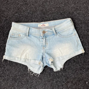 Lowrise Jeansshorts - Snygga jeansshorts i bra skick!💓