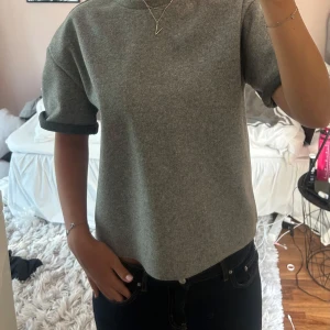 Grå kortärmad tröja i ullmix - I nyskick!!