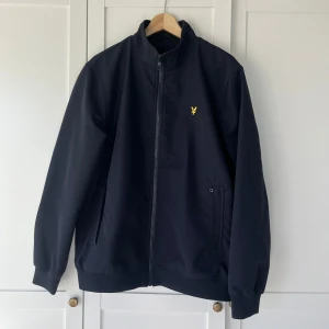 Jacka Lyle&Scott - Mörkblå jacka från märket Lyle&Scott. Jackan har endast en defekt, den är lite nopprig på insidan längst ner. Det är bara nopprigt på ett ställe och eftersom det är på insidan så syns det inte när man har på sig den.