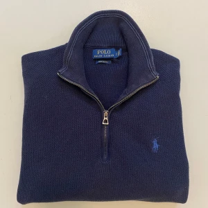 Ralph Lauren halv zip S - Marinblå stickad Ralph Lauren halv zip //  Storlek S //  Mycket bra skick //  Skriv vid minsta fråga eller fundering💯🤝