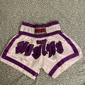 Thaiboxning shorts - Knappt använda och inga skador. Har band man kan justera inifrån🌟