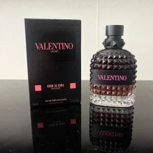 Valentino Uomo Born In Roma Intense 100ml - Valentino Born in Roma Uomo – Maskulin elegans i varje droppe  Djupa noter av rökig vetiver, kryddig ingefära och frisk salvia ger en oemotståndlig balans mellan det eleganta och det rebelliska. Det här är doften för mannen som vet vad han vill – självsäker, stilsäker och alltid steget före.