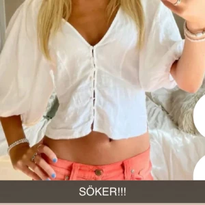 SÖKER!! Vit blus med puffärmar och knappar -  Vit tröja med puff ärmar från hm, kan betala allt från 50-350 för den och kontakta om ni kan tänka er sälja!!