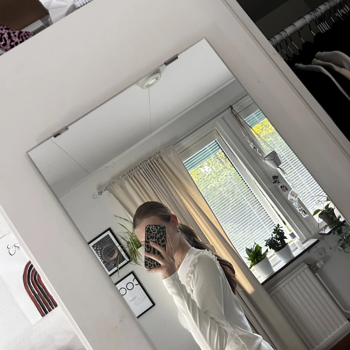 Vit långärmad topp med spetsvolang - 3