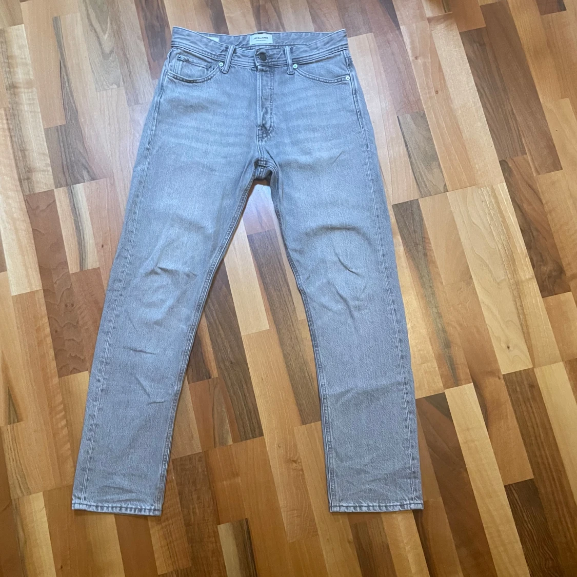 Grå jeans 