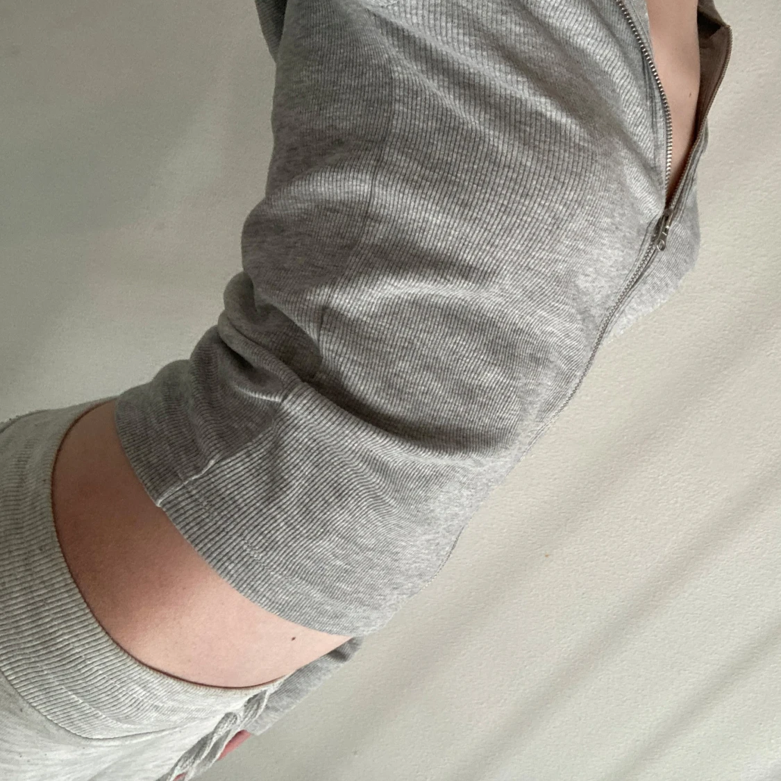 Grå ribbad zip hoodie - 1