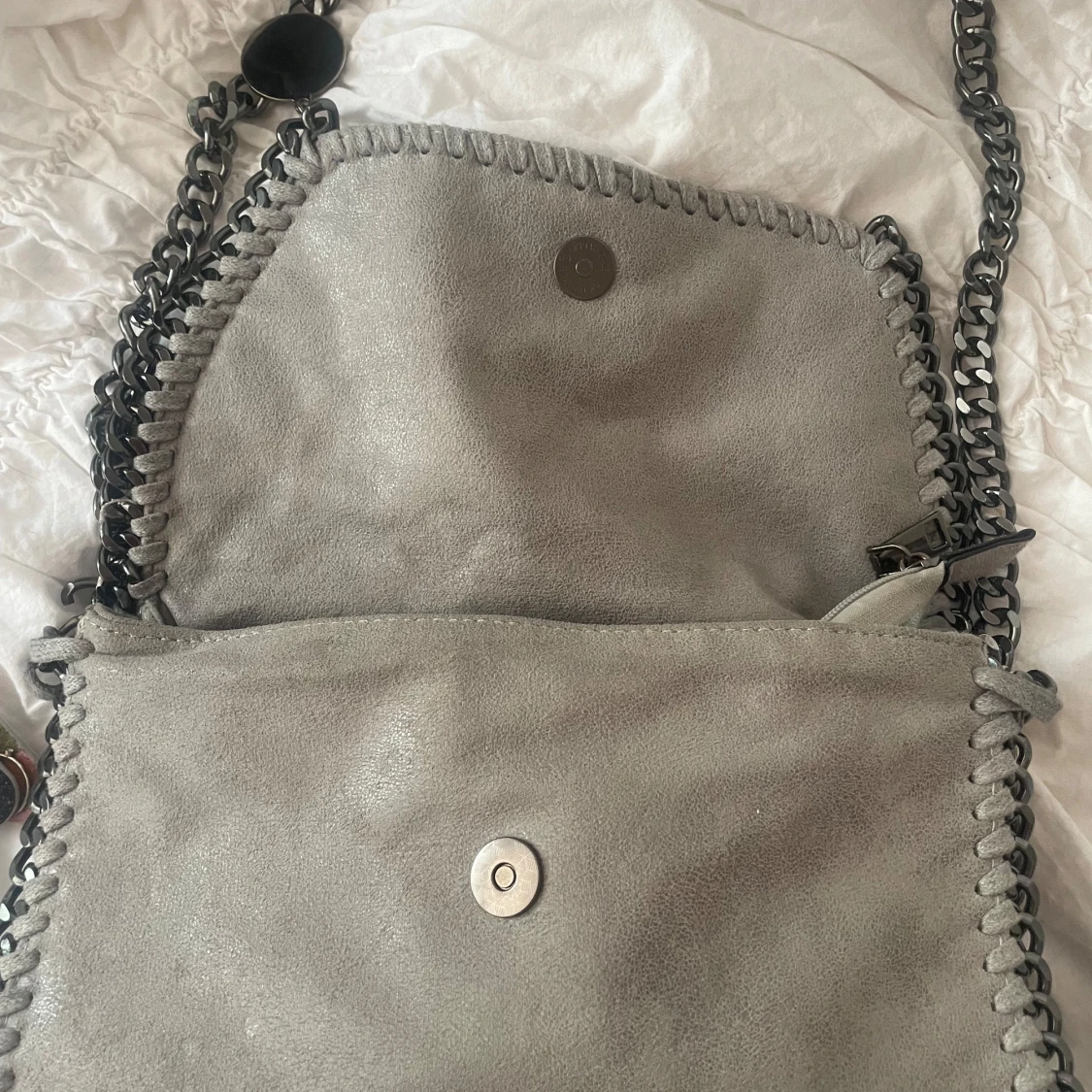Grå axelväska med kedja och leopardfoder - 1