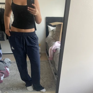 Adidas track pants - Adidas track pants (träningsbyxor), köpt för flera år sen och har använts sparsamt, har inga defekter. Det är herrmodell men passar även kvinnor. Nypris: 599kr mitt pris: 199kr. Kontakta mig vid frågor💕☺️