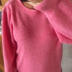 Mysig stickad tröja  - Jätte fin rosa tröja från vero Moda. Jätte mysig att ha på vintern. Inte nopprig 