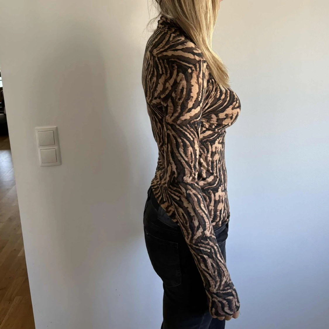 Zebramönstrad polotröja i brunt och svart - 1