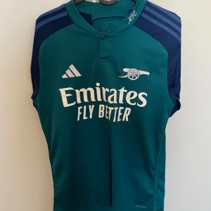 Arsenal T-shirt❤️ - Använd ett fåtal gånger!