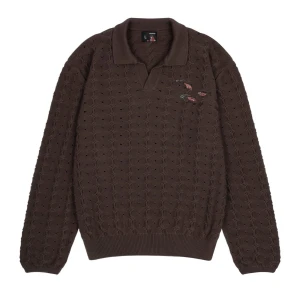 Brun stickad pikétröja - Brun stickad pikétröja från Derschutze med broderad fiskare och fiskar på ryggen samt små broderier framtill. Tröjan har krage, v-ringning och lång ärm. Helt ny testat 1 gång.