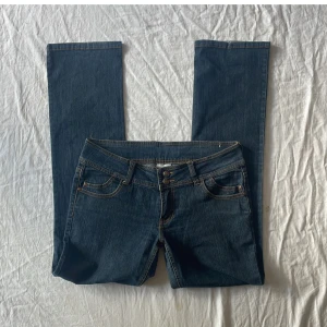 Lågmidjade jeans - Bra skick! Mått: midjemått rakt över 43-49(stretch) grenhöjd 21,5 innerbenslängd 83 benöppning 21,5cm💗jag är 180