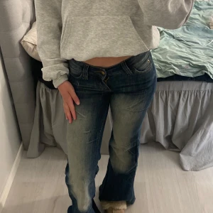 Weekday jeans!  - Jag säljer nu mina weekday jeans i storlek 25/32. Dom är endast använda en gång och i fint skick! De passar bra och har skönt material. De är low waist.🥰 på sista bilden är de inte trasigt på något sätt utan de är modellen som ser ut så!🥰