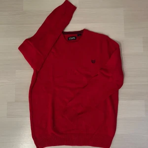 Röd stickad tröja från Chaps - Riktigt fet röd stickad tröja från chaps, i bra skick pris 200 kr 