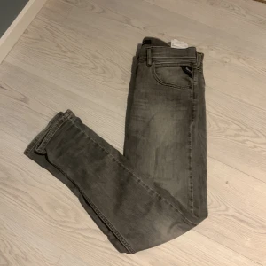 Replay grå jeans! - Säljer ett par gråa jeans byxor från replay, de är använda ett fåtal gånger och är i väldigt bra skick! Pris kan diskuteras.