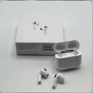 AirPod PRO gen 4 - Bilderna visar ett par trådlösa hörlurar (Apple AirPods) med laddningsetui och tillbehör, men ingen bok syns på bilderna. Ingen beskrivning av en bok kan ges.