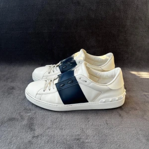 Valentino Open Navy | 46 - Storlek: 46 Skick: Mycket bra skick Tillbehör: Inga tillbehör. Denna modell är stor i storleken. Vi rekommenderar därför att gå ned 0,5-1 storlek.