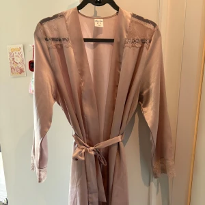 Rosa satin kimono / morgon rock  - Lyxig och lång satin kimono / morgonrock med spets. 🩷  Strl 42/44, men skulle säga att den även passar 38/40. 